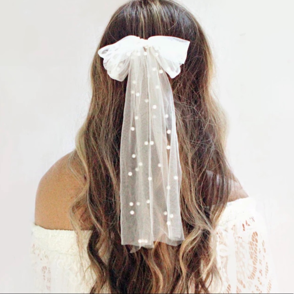 Elegant White Bow Hair Accessory